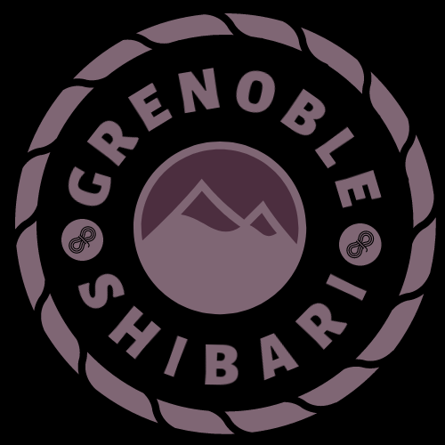 Logo mauve pastel sur fond noir en flat-design de montagnes entourées du texte Shibari Grenoble, le tout entouré d'une corde