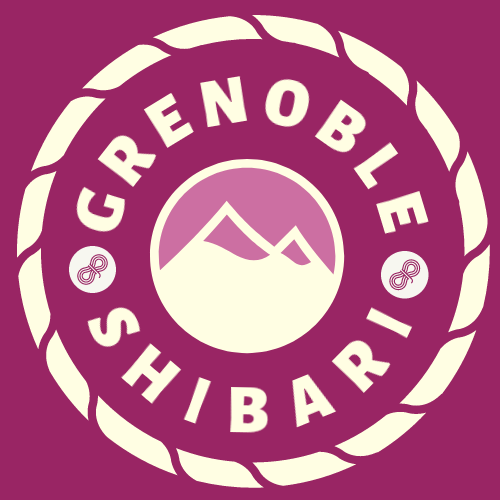 Logo blanc sur fond violet en flat-design de montagnes entourées du texte Shibari Grenoble, le tout entouré d'une corde